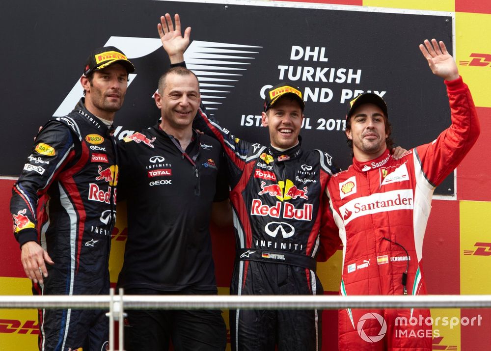 Podio: Mark Webber, Red Bull Racing RB7 Renault, Sebastian Vettel, Red Bull Racing RB7 Renault y Fernando Alonso, Ferrari, en el podio.