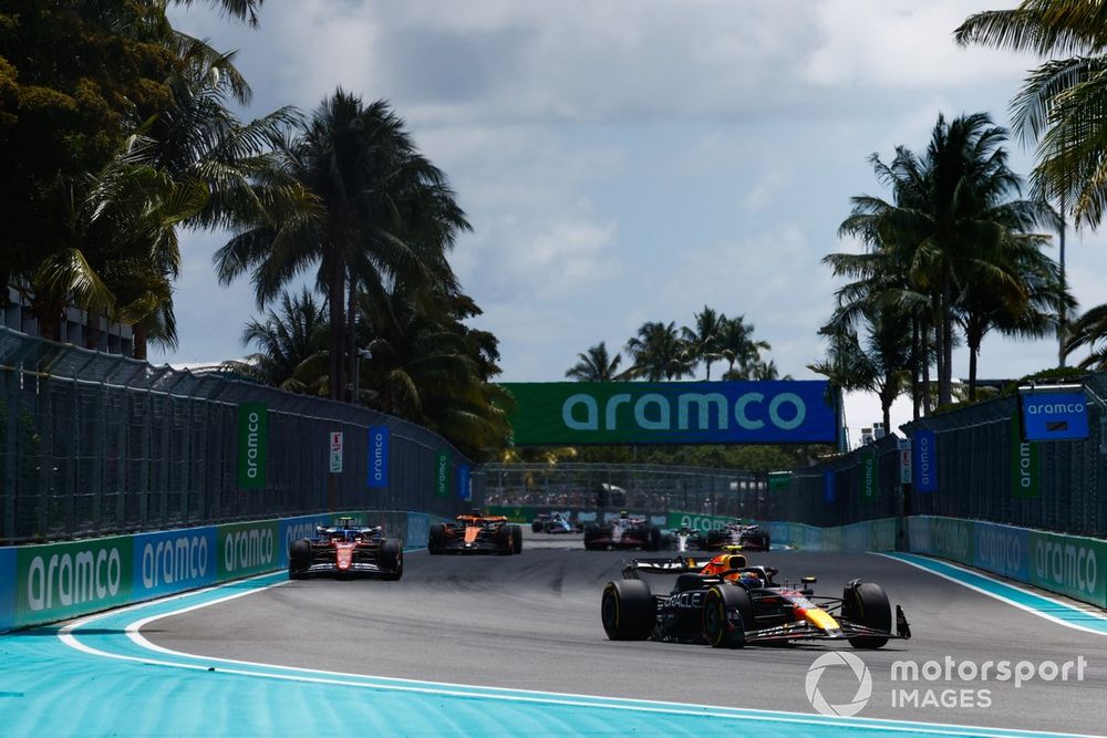 Sergio Pérez, Red Bull Racing RB20, Carlos Sainz, Ferrari SF-24, Oscar Piastri, McLaren MCL38