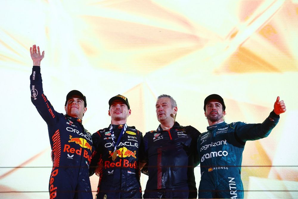 Podio: el ganador Max Verstappen, Red Bull Racing, el segundo clasificado Sergio Pérez, Red Bull Racing, tercer clasificado Fernando Alonso, Aston Martin Racing
