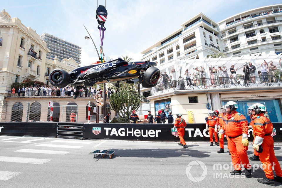 Retiran el coche dañado de Sergio Pérez, Red Bull Racing RB20, tras accidente
