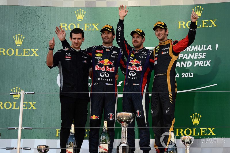 Podio: Remi Taffin, jefe deRenault Sport F1 operaciones de pitsa, segundo lugar Mark Webber, Red Bull Racing, ganador de la carrera Sebastian Vettel, Red Bull Racing y tercer lugar Romain Grosjean, Lotus F1