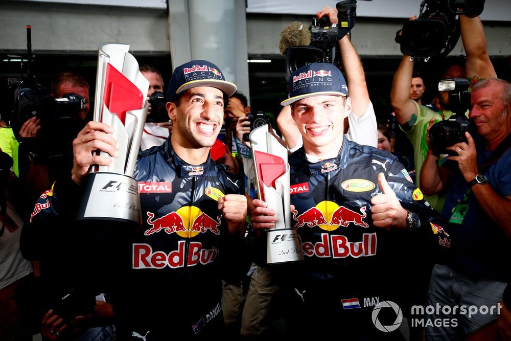 Daniel Ricciardo, y Max Verstappen, Red Bull con sus trofeos.