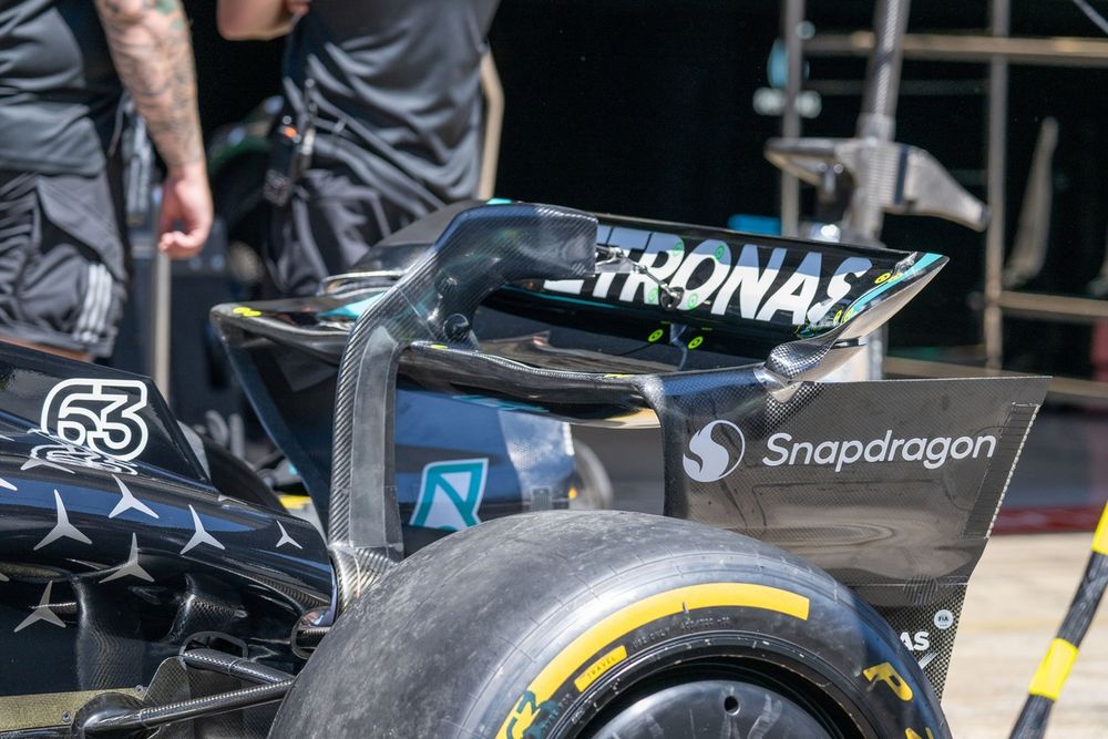 Mercedes W16: l'ala posteriore rivista per il GP di Spagna