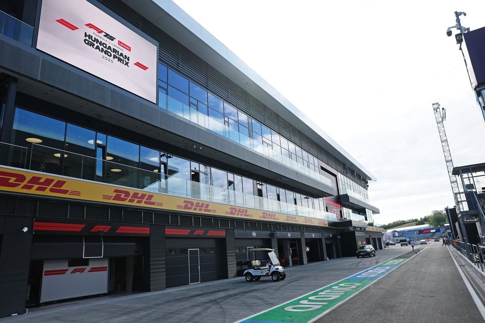 General view of the pit lane 
