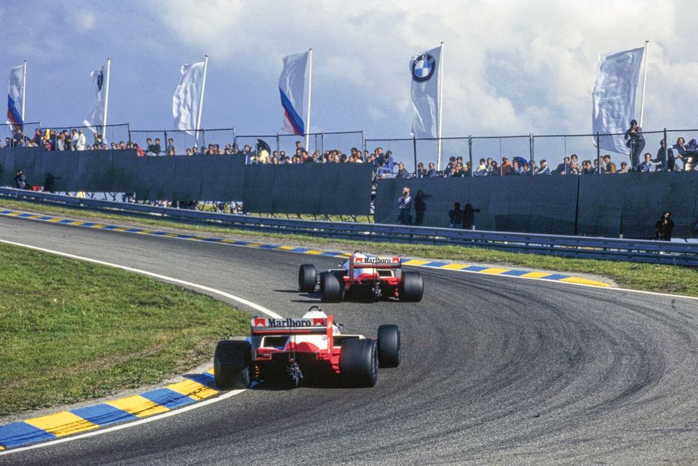 Alain Prost sigue de cerca a Niki Lauda.