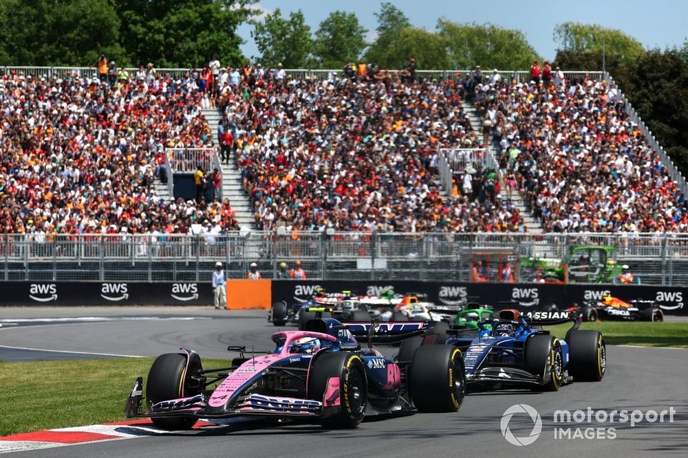 Franco Colapinto, Alpine, transita delante de Alex Albon, Williams, antes de su incidente en Canadá.