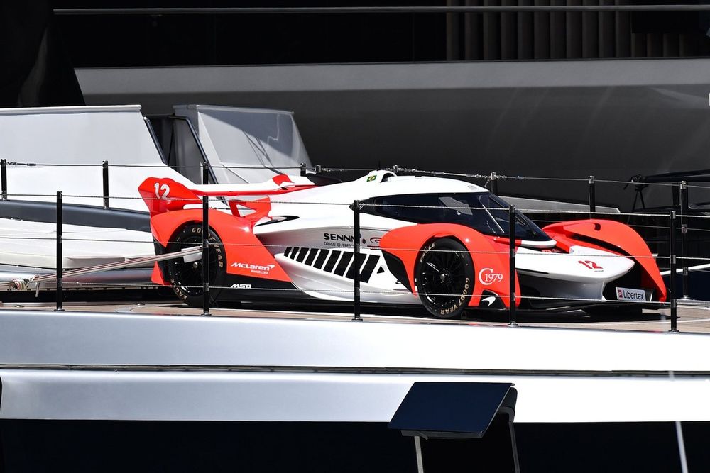 Un McLaren Solus GT en la cubierta de un yate