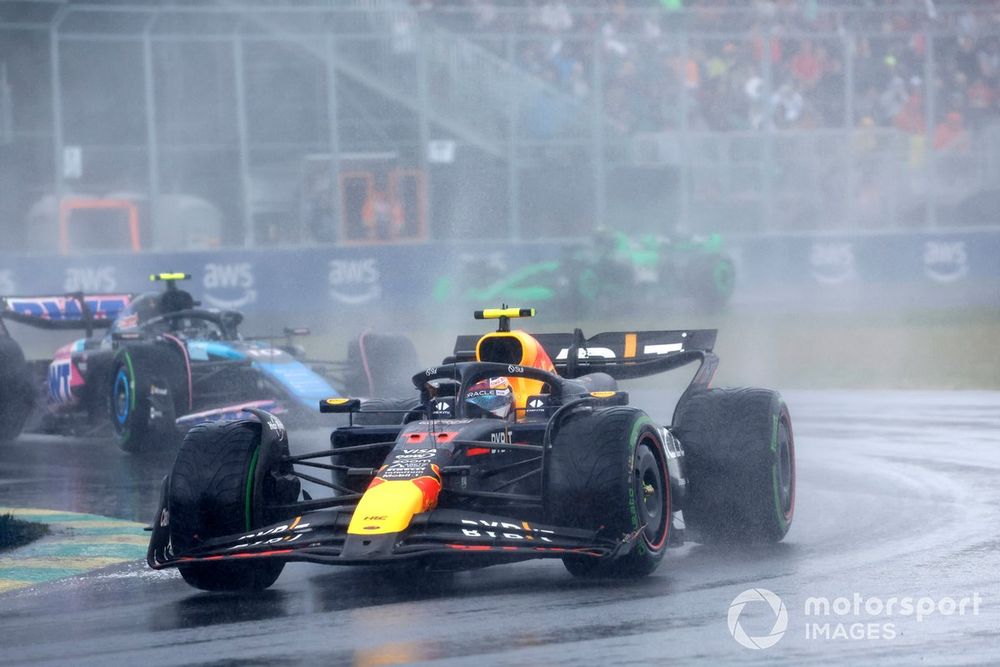 Sergio Pérez, Red Bull Racing RB20, Pierre Gasly, Alpine A524
