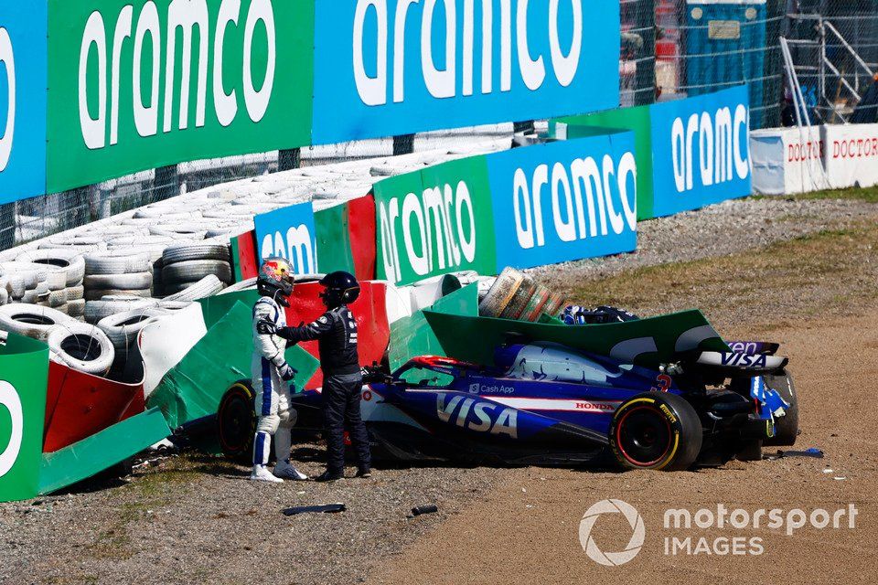 Daniel Ricciardo, RB F1 Team VCARB 01 y Alex Albon, Williams FW46 choque