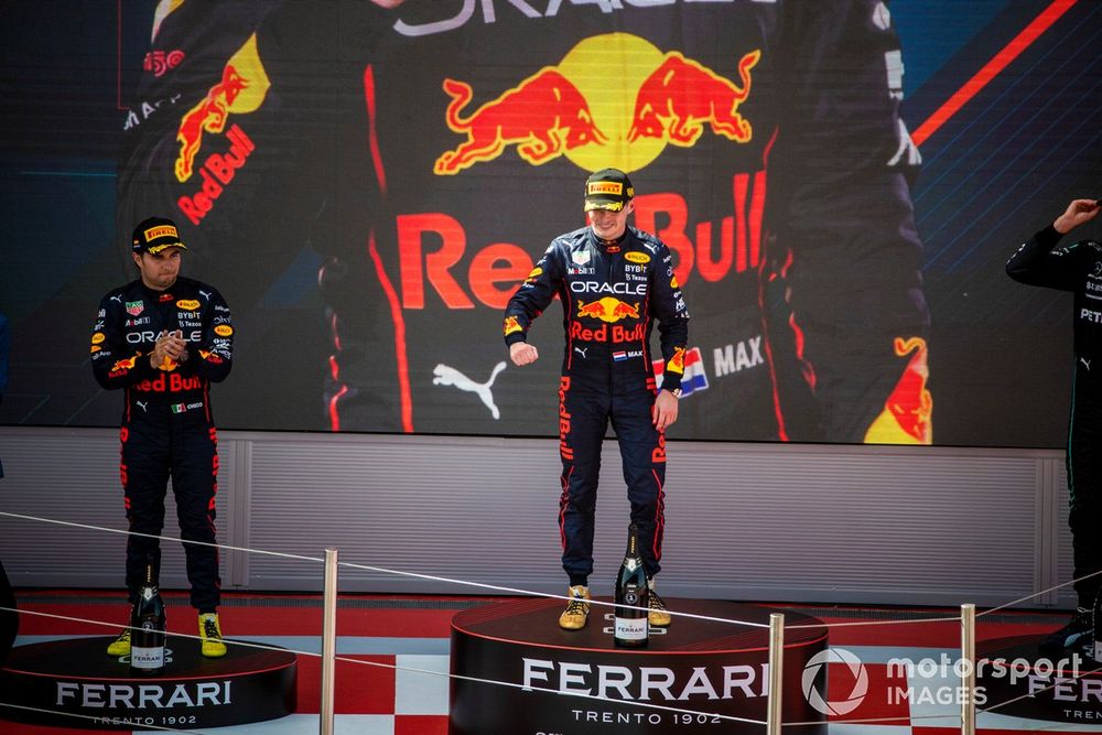 Podio: segundo lugar Sergio Pérez, Red Bull Racing, ganador Max Verstappen, Red Bull Racing