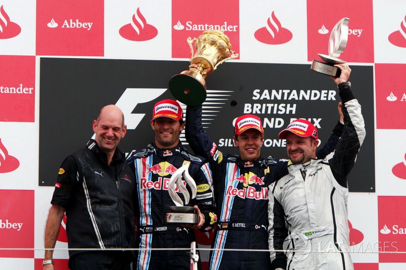 Podio: Adrian Newey, director técnico de Red Bull Racing, segundo puesto Mark Webber, Red Bull Racing, ganador de la carrera Sebastian Vettel, Red Bull Racing, tercer puesto Rubens Barrichello, GP Brawn