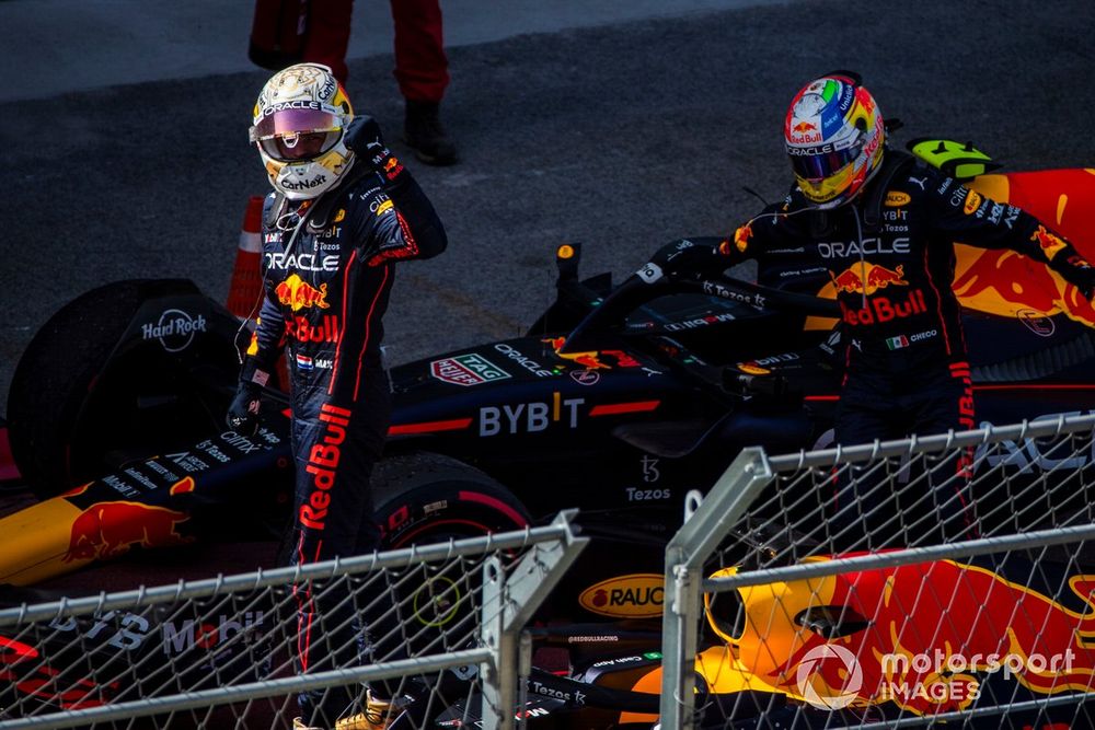 Max Verstappen, Red Bull Racing, 1ª posición, Sergio Pérez, Red Bull Racing, 2ª posición, llegan al Parc Ferme