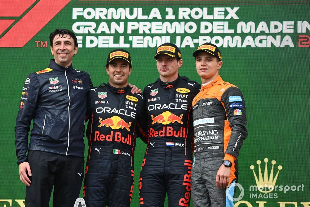 Podio: miembro de Red Bull Racing, Sergio Pérez, Red Bull Racing, 2ª posición, Max Verstappen, Red Bull Racing, 1ª posición, y Lando Norris, McLaren, 3ª posición