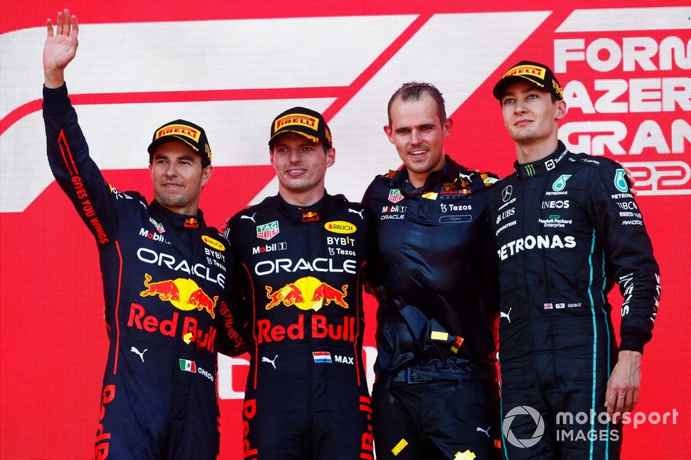 Podio: segundo lugar Sergio Pérez, Red Bull Racing, ganador Max Verstappen, Red Bull Racing, tercer lugar George Russell, Mercedes-AMG
