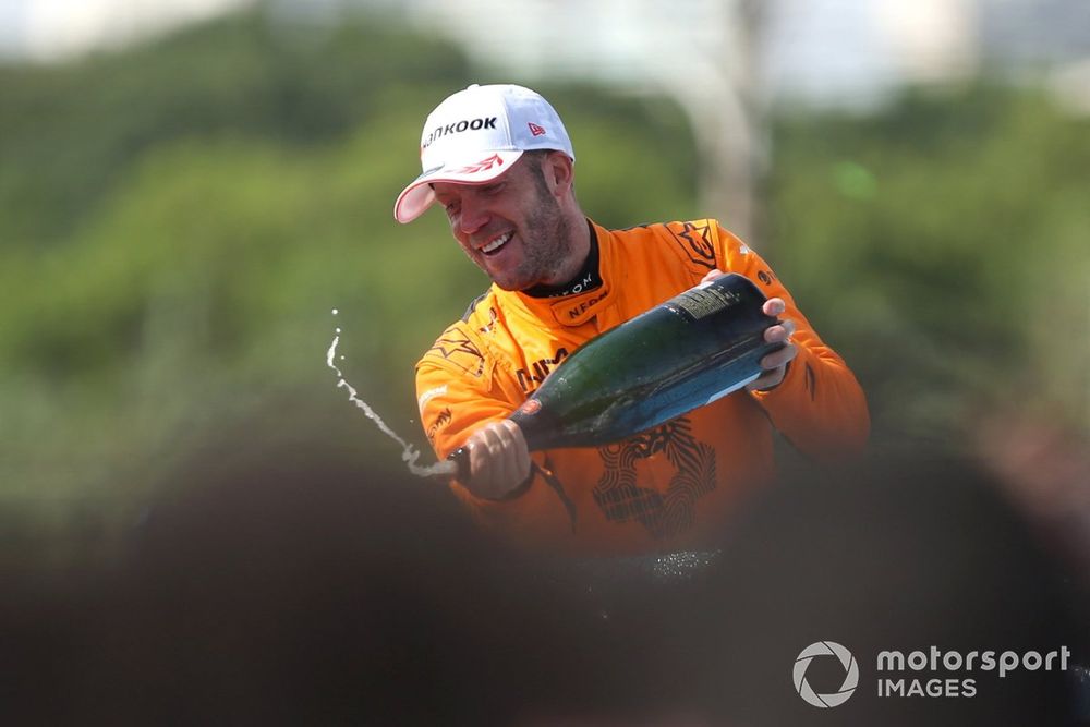 Podio: ganador Sam Bird, NEOM McLaren Formula E Team