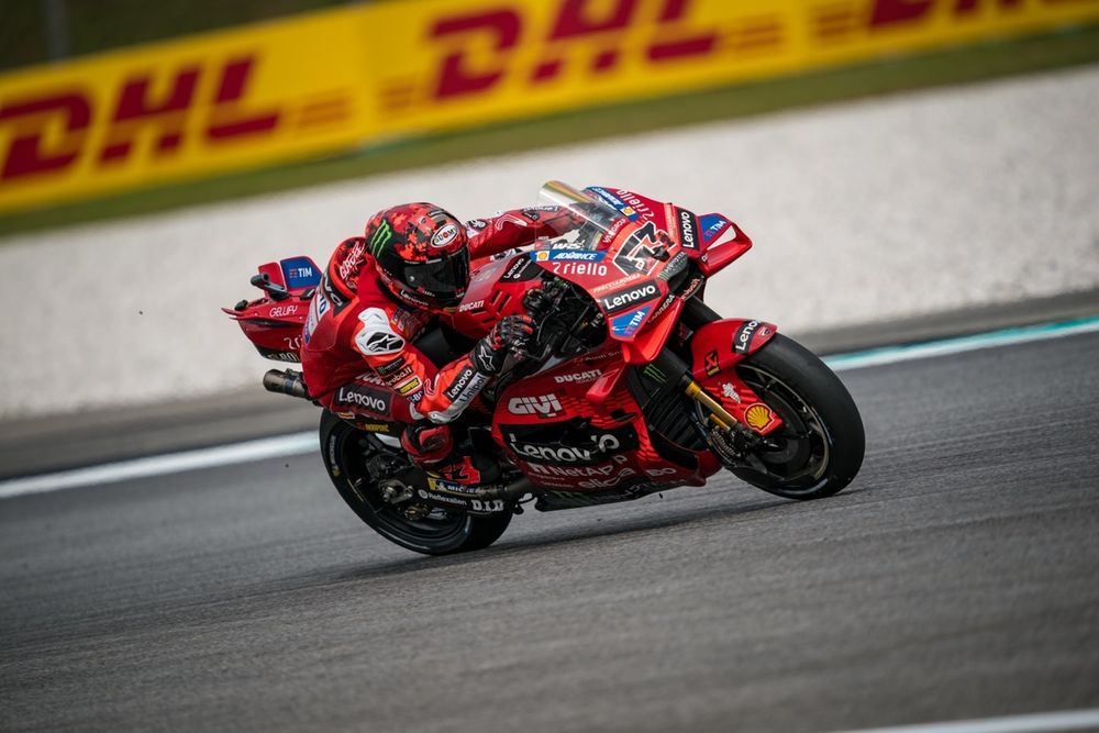 Bagnaia gana la sprint en Sepang; Alex Márquez se lleva el subcampeonato