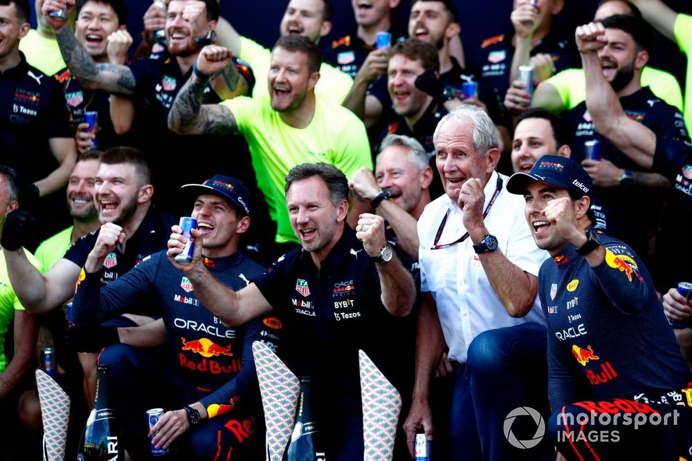 Max Verstappen, Red Bull Racing, 1ª posición, Christian Horner, director del equipo, Red Bull Racing, Helmut Marko, asesor, Red Bull Racing, Sergio Pérez, Red Bull Racing, 2ª posición, el equipo Red Bull celebra