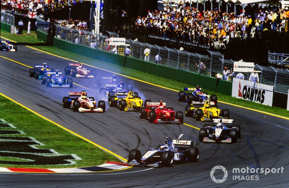 Mika Häkkinen, McLaren MP4-14 Mercedes, leidt David Coulthard, McLaren MP4-14 Mercedes, Eddie Irvine, Ferrari F399, Heinz-Harald Frentzen, Jordan 199 Mugen-Honda, Damon Hill, Jordan 199 Mugen-Honda, Alessandro Zanardi, Williams FW21 Supertec, en de rest van het veld in de openingsronde.