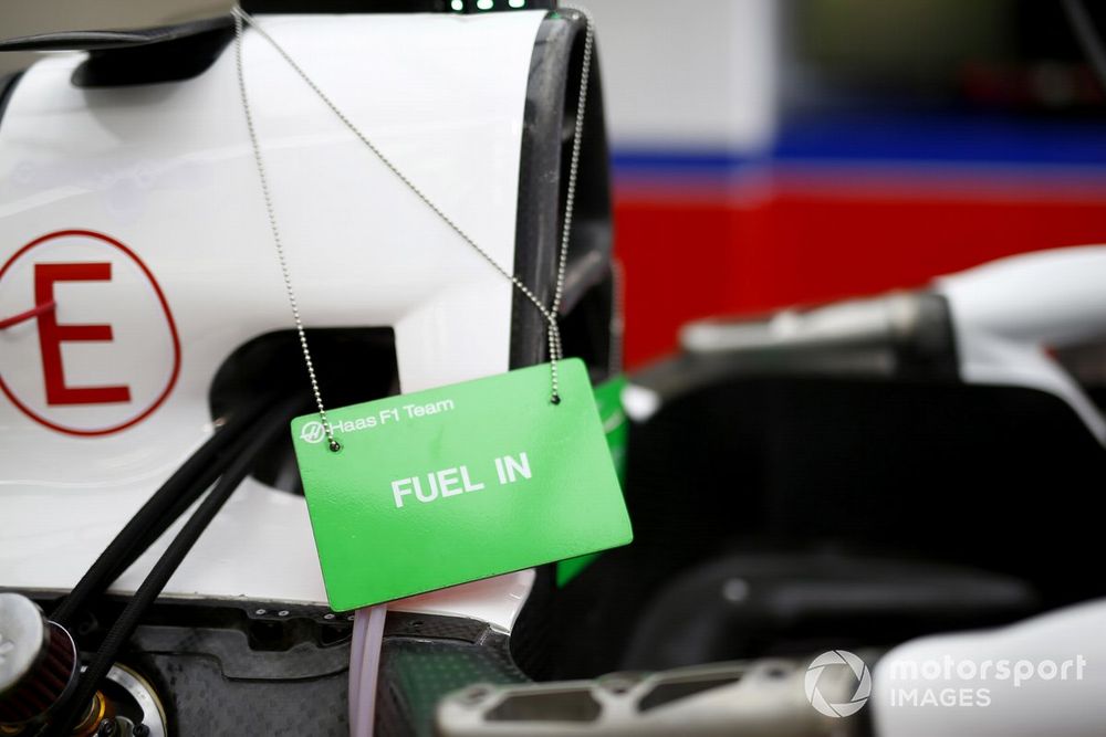 il cartello che indica che l'auto è già stata rifornita con il carburante