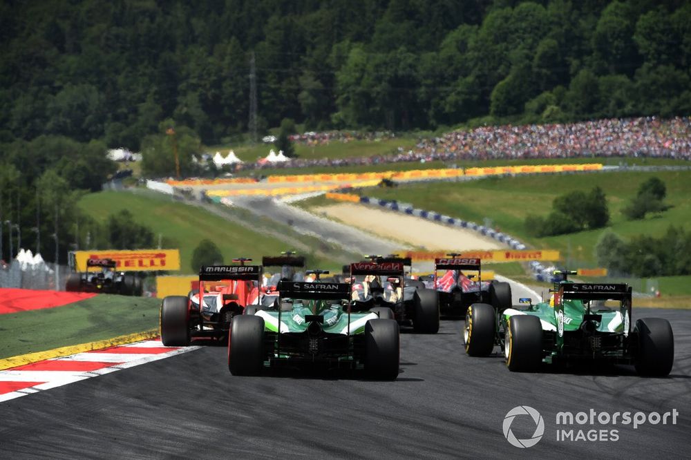 Kamui Kobayashi (JPN) Caterham CT05 and Marcus Ericsson (SWE) Caterham CT05 and rear action at the start of the race