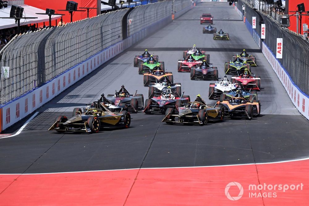 Stoffel Vandoorne, DS Penske, DS E-Tense FE23, Jean-Eric Vergne, DS Penske, DS E-Tense FE23, Sam Bird, NEOM McLaren Formula E Team, e-4ORCE 04