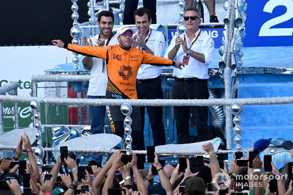 Podio: ganador Sam Bird, NEOM McLaren Formula E Team