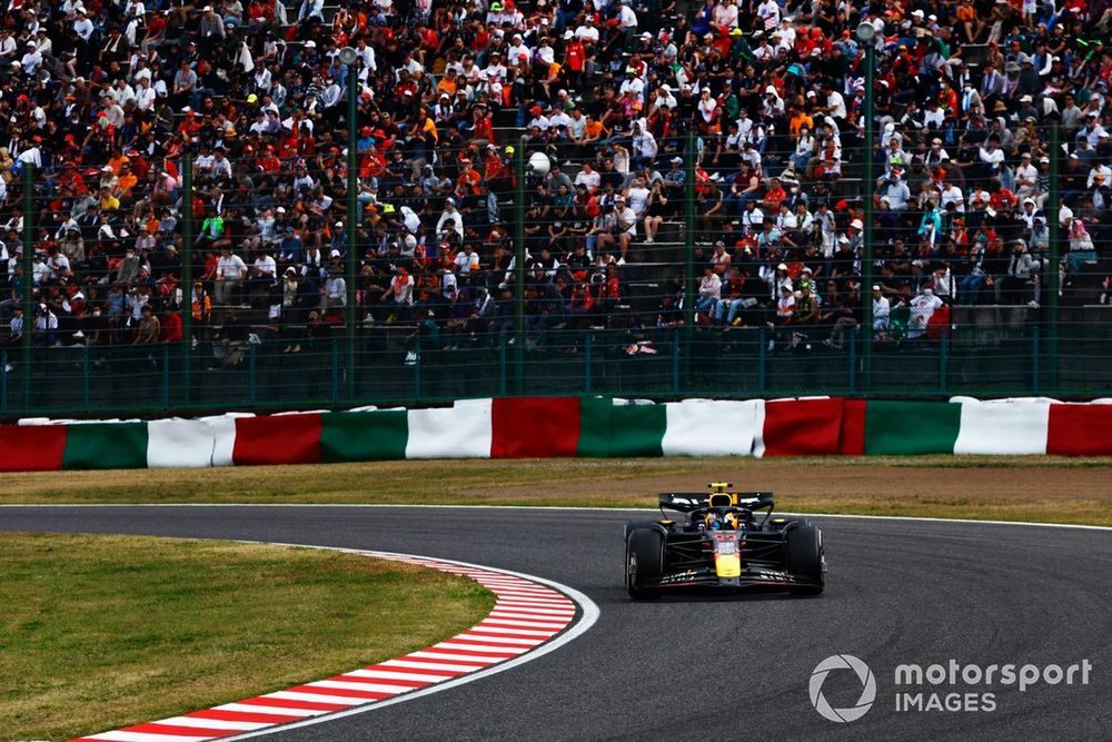 Sergio Pérez, Red Bull Racing RB20, durante la carrera del GP de Japón 2024 de F1.