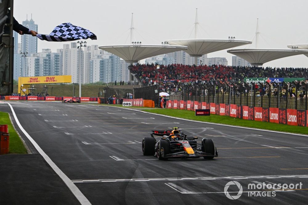 Sergio Pérez, Red Bull Racing RB20,, toma la bandera a cuadros en la meta