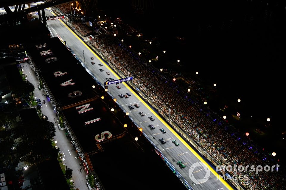 Lando Norris, McLaren MCL38, Max Verstappen, Red Bull Racing RB20, Lewis Hamilton, Mercedes F1 W15, George Russell, Mercedes F1 W15, the rest of the field at the start