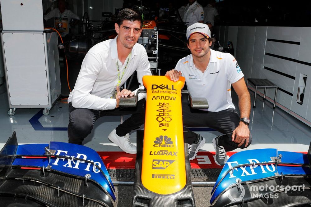 Carlos Sainz, McLaren, poses with Real Madrid goalkeeper Thibaut Courtois