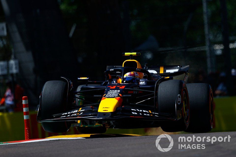 Sergio Pérez, Red Bull Racing RB20  en el aire