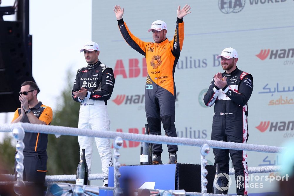 Podio: segundo lugar Mitch Evans, Jaguar Racing, ganador Sam Bird, NEOM McLaren Formula E Team, tercer lugar Oliver Rowland, Nissan Formula E Team