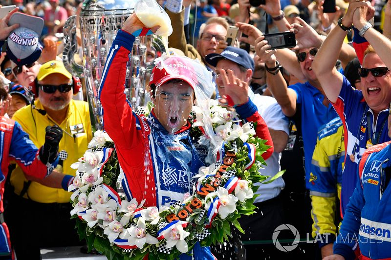 Takuma Sato, Andretti Autosport Honda celebra su triunfo en Victory Lane con leche