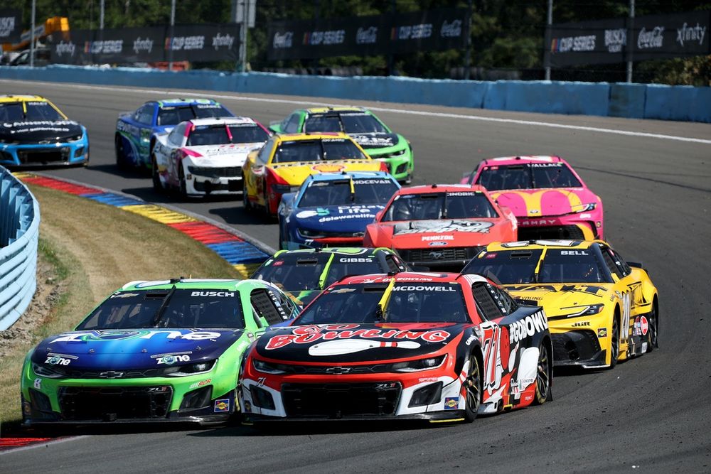 Kyle Busch, Richard Childress Racing Chevrolet, Michael McDowell, Spire Motorsports Chevrolet