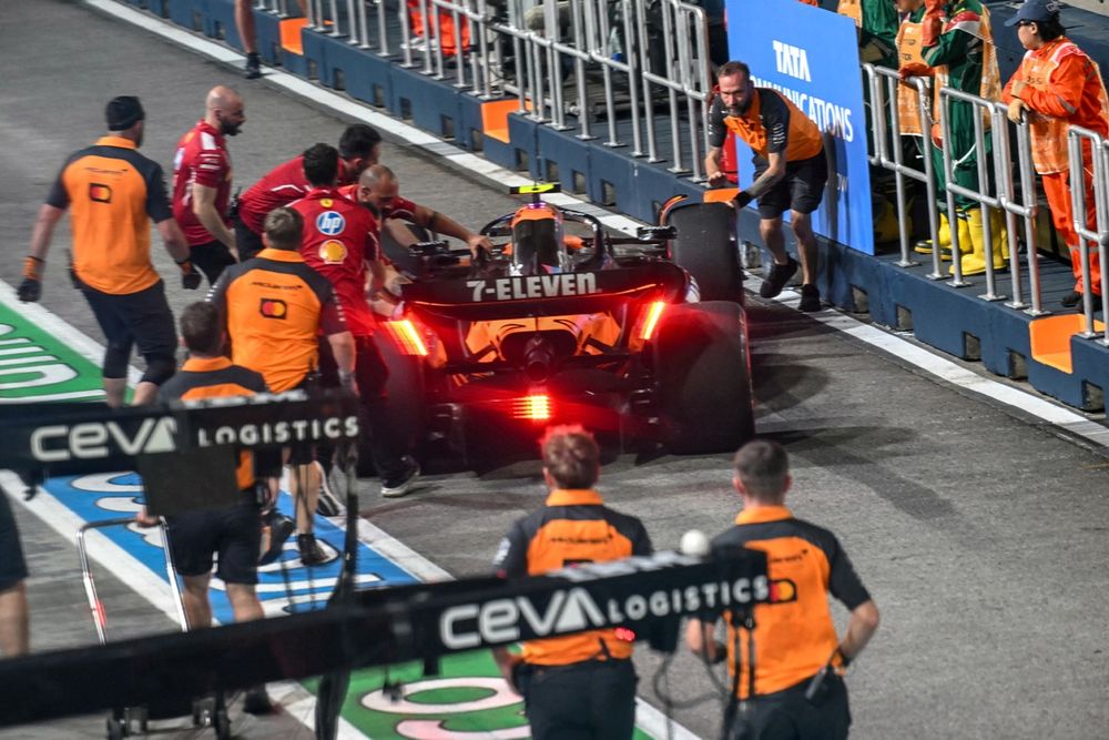 Momentos posteriores al incidente de Lando Norris y Charles Leclerc en el pitlane de Singapur.