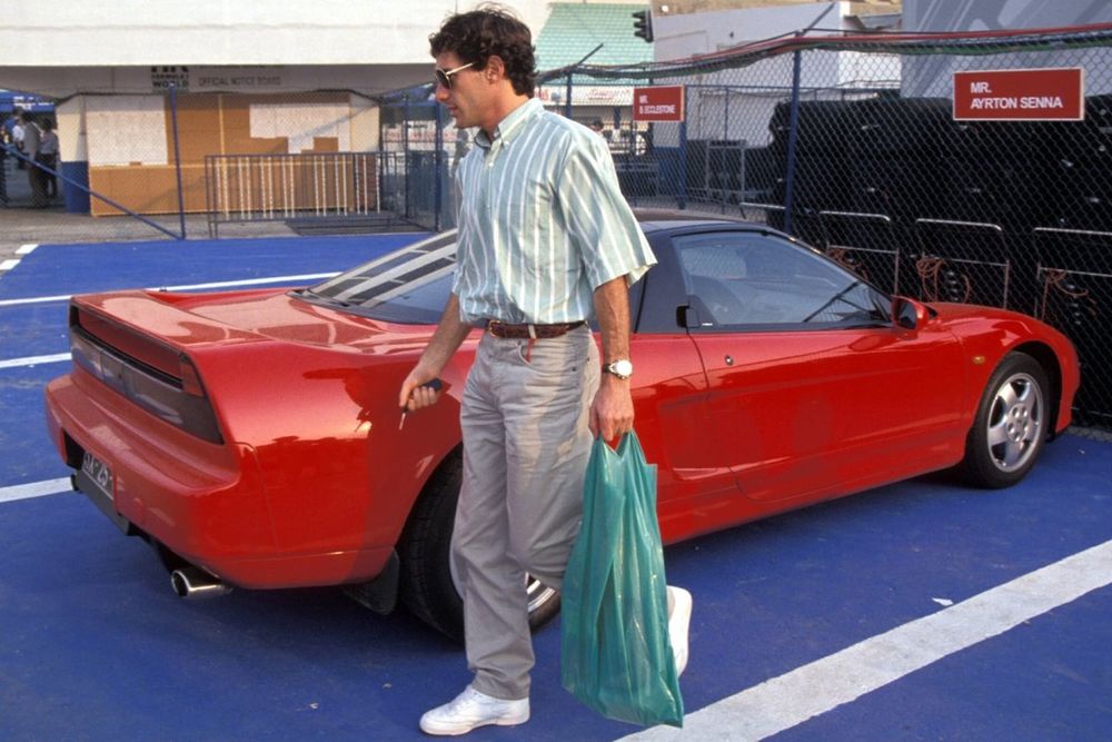 Ayrton Senna delante de su Honda NSX