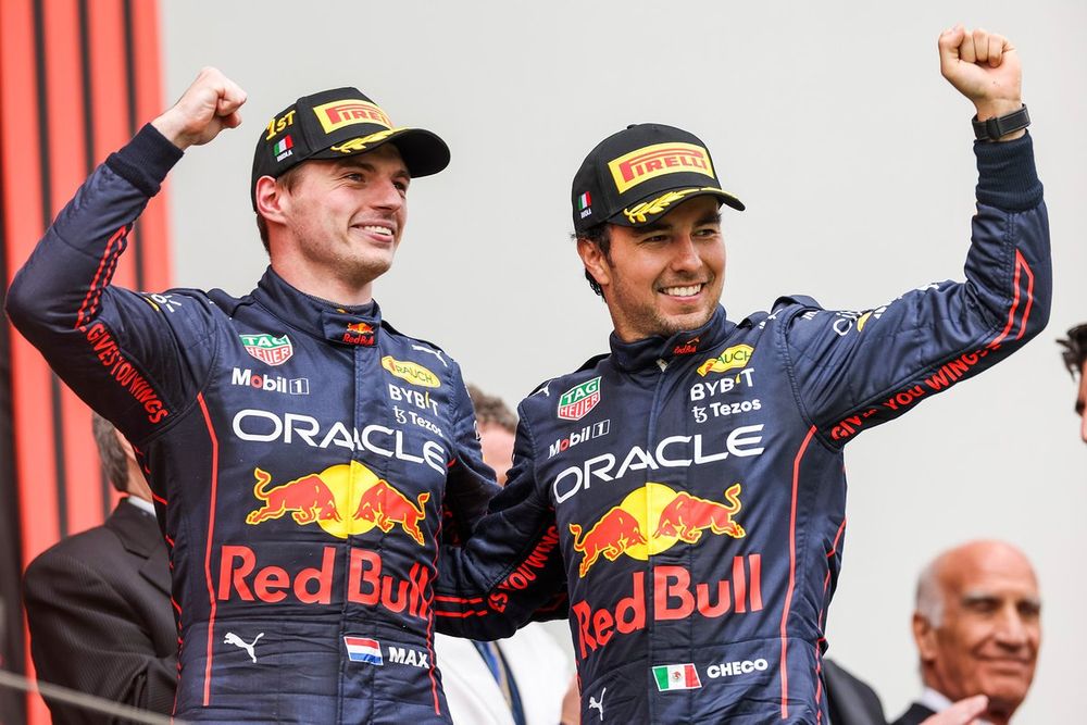 Podio: el ganador Max Verstappen, Red Bull Racing, Sergio Pérez, Red Bull Racing