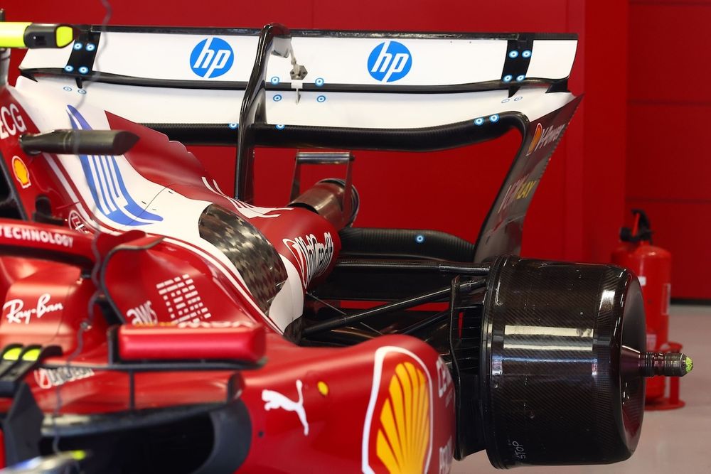 Dettaglio della sospensione posteriore della Ferrari SF-25
