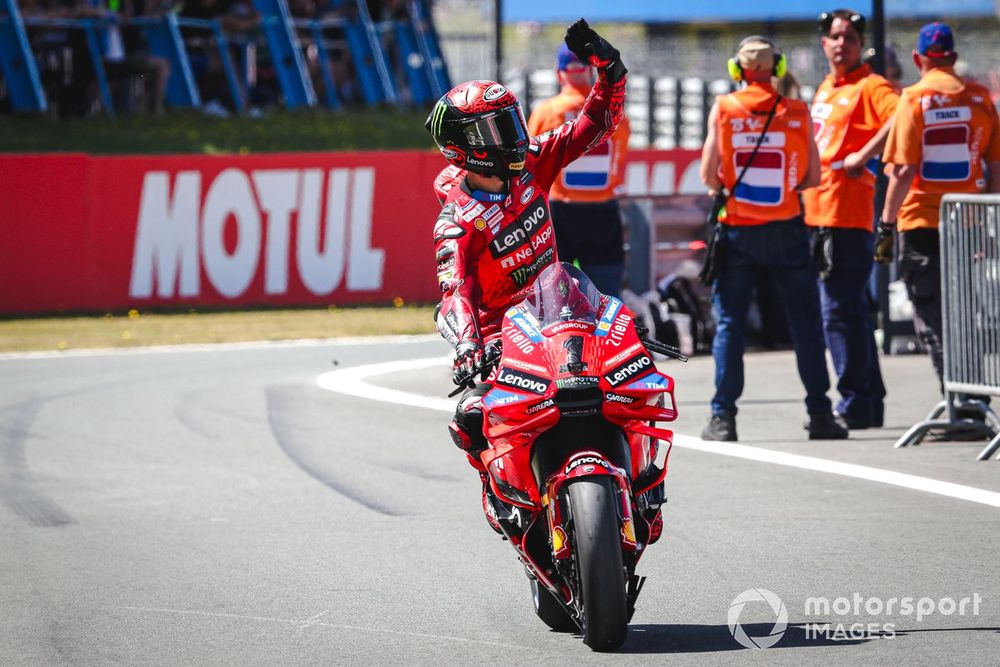 Bagnaia se muestra intratable en la sprint de Assen; caída de Márquez y susto de Aleix