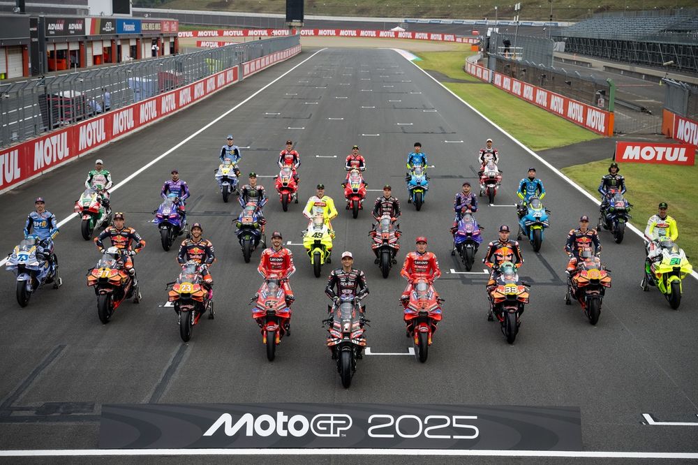 La photo de groupe des pilotes MotoGP 2025, faite jeudi à Motegi en présence de Jorge Martin.