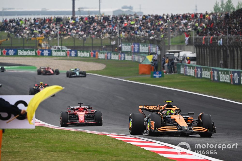 Lando Norris, McLaren MCL38, Charles Leclerc, Ferrari SF-24, Sergio Pérez, Red Bull Racing RB20