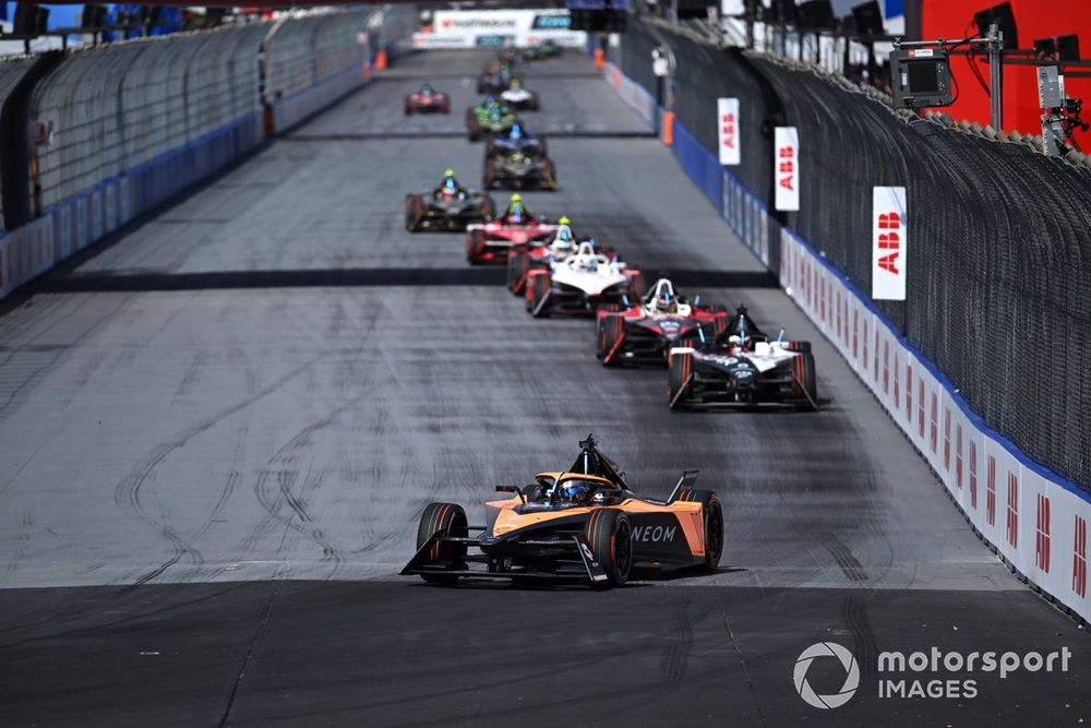 Sam Bird, NEOM McLaren Formula E Team, e-4ORCE 04, Mitch Evans, Jaguar Racing, Jaguar I-TYPE 6, Pascal Wehrlein, Porsche, Porsche 99X Electric Gen3