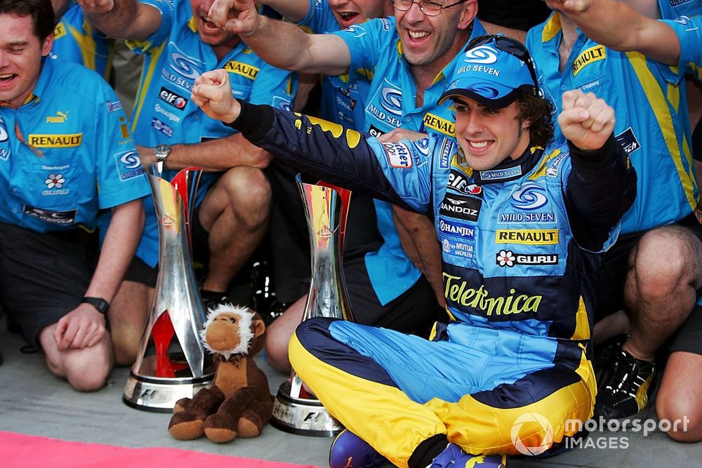 Fernando Alonso, Renault celebrates his victory with the team