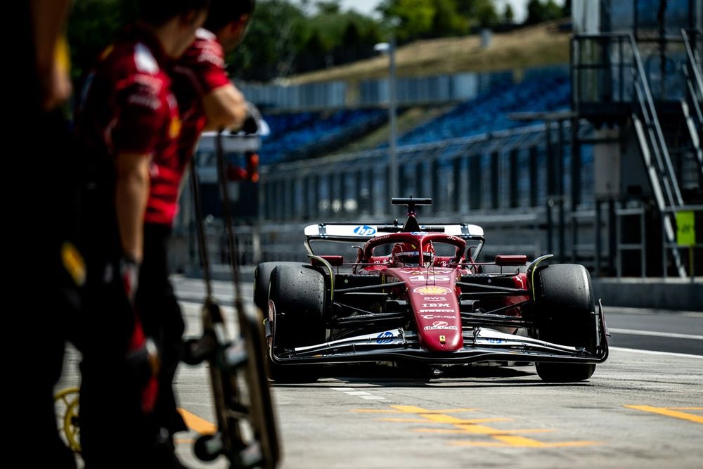 Charles Leclerc durante i test Pirelli a Budapest con la Ferrari SF-25 mule car