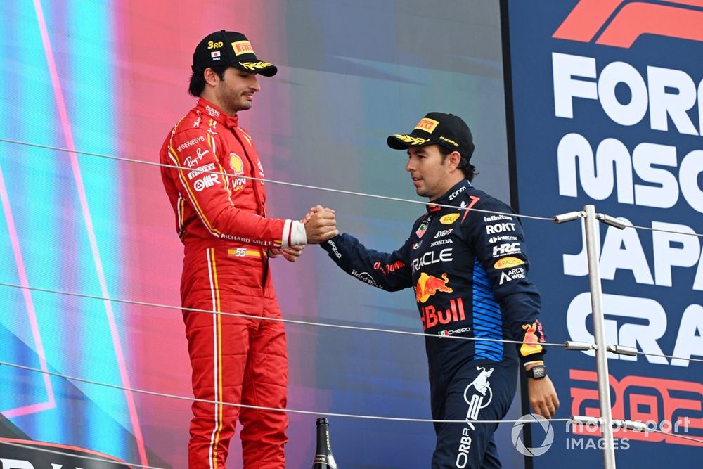 Carlos Sainz, Scuderia Ferrari y Sergio Pérez, Red Bull Racing, en el podio del GP de Japón 2024.