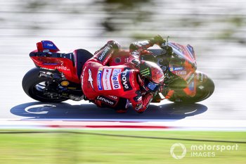 Bagnaia se corrige a lo grande con un contundente triunfo en Montmeló; Martín y Márquez, en el podio
