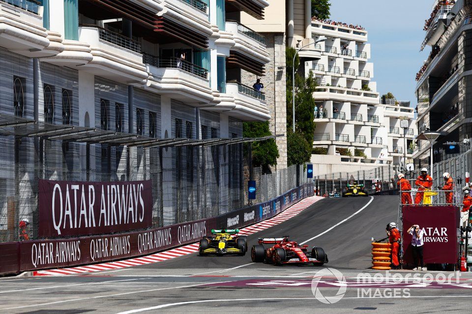 Charles Leclerc, Ferrari SF-24, Oscar Piastri, McLaren MCL38, Lando Norris, McLaren MCL38, nel corso del giro inaugurale