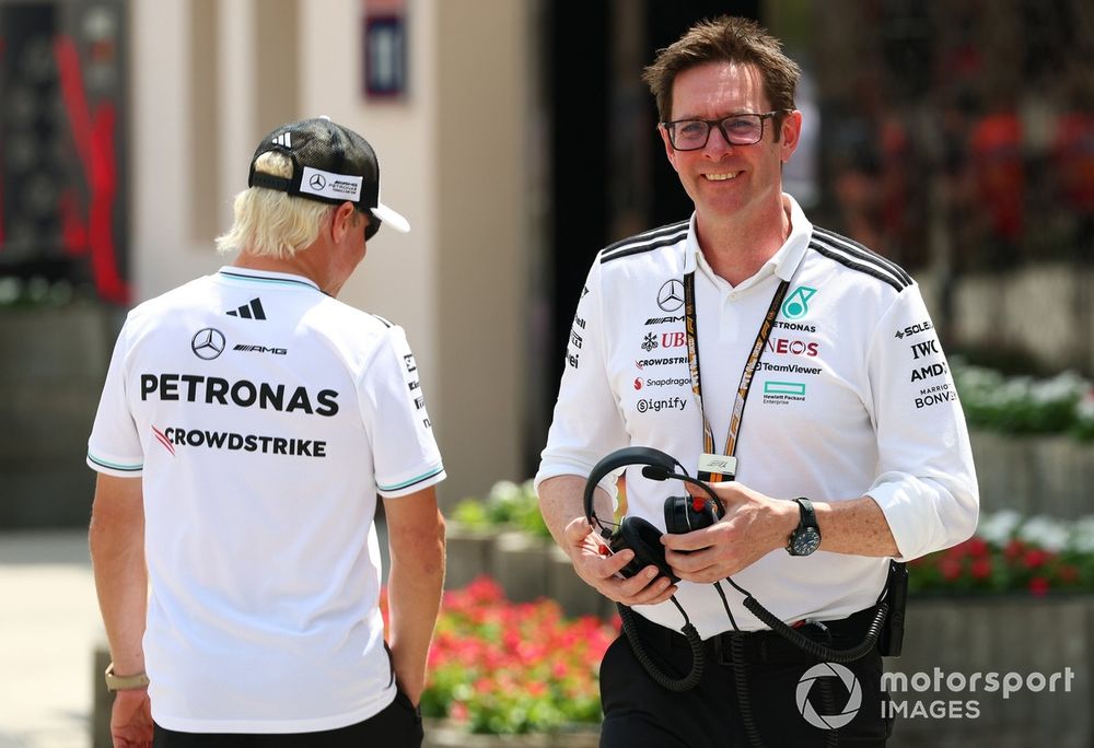 Valtteri Bottas, Mercedes talks with Andrew Shovlin, Trackside Engineering Director Mercedes