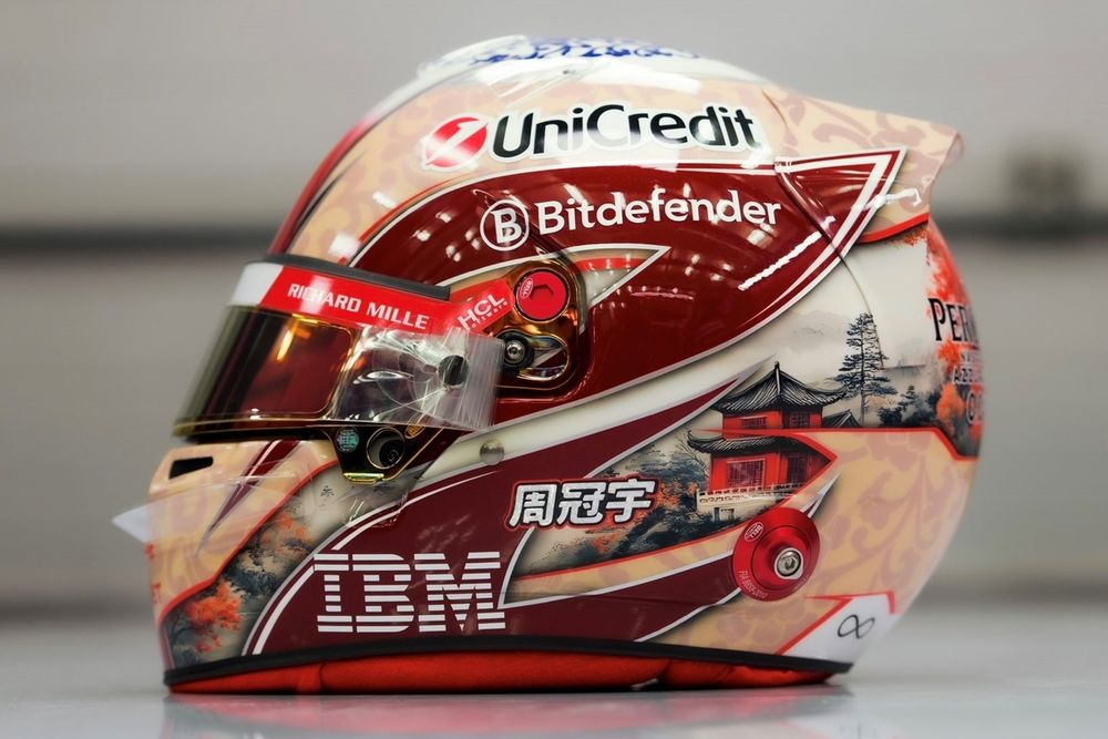 Casco di Zhou Guanyu, pilota di riserva Ferrari