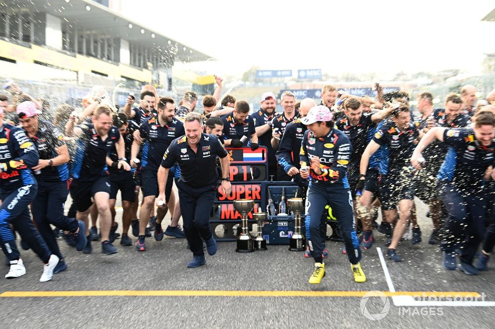 Christian Horner, director de Red Bull Racing, Sergio Perez, Red Bull Racing y el resto del equipo